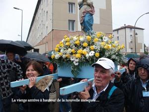 NIMES 02 06 2011 SANTA CRUZ PAR  GUY MONTANER   (98) LA PROCESSION